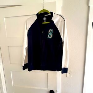 Mariners zip up